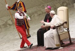 I circensi del Medrano incontrano il Papa (foto Reuters)