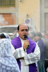 Padre Emerson - Procesión del Señor de los Milagros, Firenze 2012. Foto Anna Z.